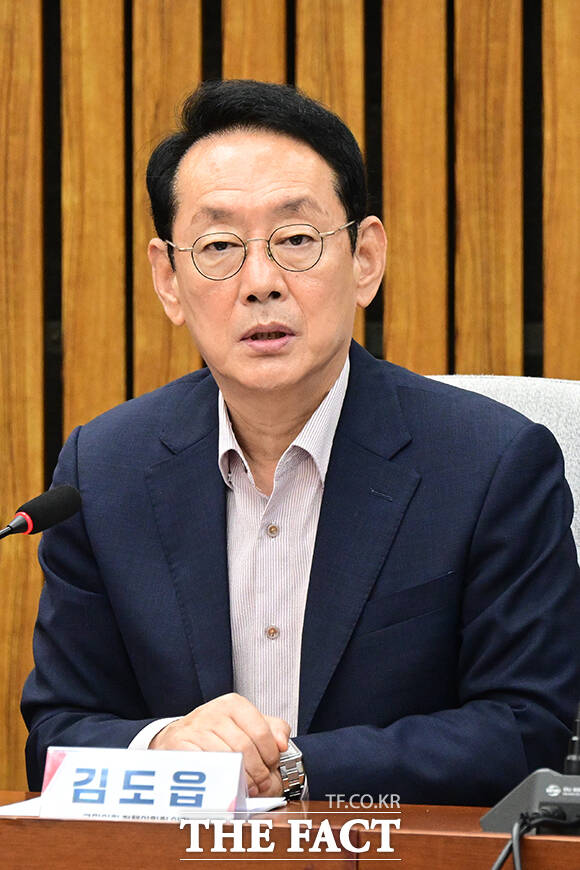 국민의힘이 31일 한미 관세 협상 결과를 두고 이번 협상 발표문에는 투자 프로젝트 선정 기준, 투자금 회수 구조, 수익 배분 방식 등 핵심조항 빠져 있다고 지적했다. 사진은 김도읍 국민의힘 정책위의장. /남윤호 기자