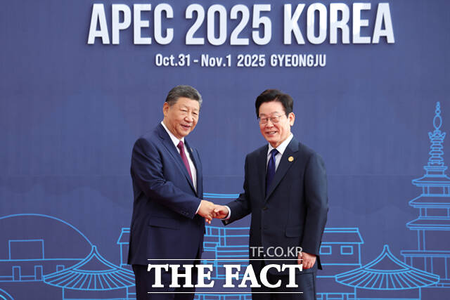 이재명 대통령이 31일 경주화백컨벤션센터(HICO)에서 열린 2025 아시아태평양경제협력체(APEC) 정상회의에 참석한 시진핑 중국 국가주석을 맞이하고 있다. /APEC 2025 KOREA & 연합뉴스
