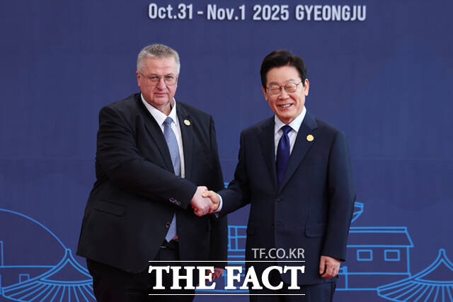 이재명 대통령이 31일 경주화백컨벤션센터(HICO)에서 열린 2025 아시아태평양경제협력체(APEC) 정상회의에 참석한 알렉세이 오베르추크 러시아 국제부총리를 맞이하고 있다. /APEC 2025 KOREA & 연합뉴스