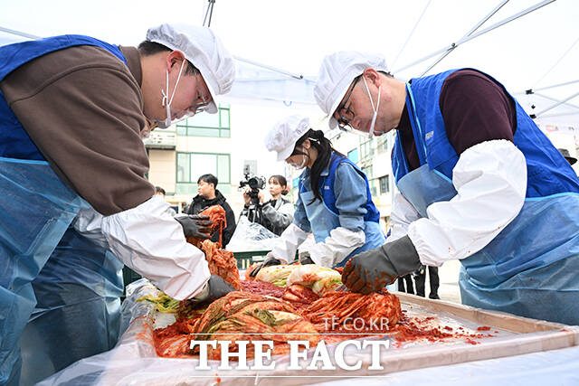 배우 박하선(왼쪽에서 첫 번째)과 임기근 기획재정부 제2차관(왼쪽에서 두 번째)이 31일 오전 서울 강서구 강서노인종합복지관에서 열린 취약계층을 위한 김장김치 나눔 봉사활동에 참석해 기념촬영을 하고 있다. /박헌우 기자