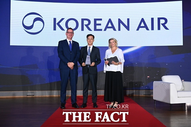 대한항공이 세계적인 항공 컨설팅 전문 기관인 아시아태평양항공센터(CAPA)로부터 올해의 아시아 항공사로 선정됐다. 시상식에 참석한 김태준 대한항공 국제업무실장(가운데) 및 주요 관계자들이 기념사진을 촬영하는 모습. /대한항공