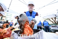  김장김치 담그는 임기근 기재부 제2차관 [포토]