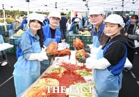  취약 계층 위해 '김장김치 나눔' 봉사하는 행복공감봉사단 [TF사진관]