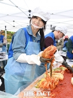  박하선, 김치들고 '김치~' [TF사진관]