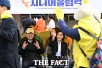  어르신 향해 인사하는 오세훈 서울시장-나경원 의원 [포토]