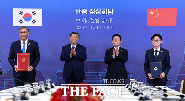 이재명 대통령과 시진핑 중국 국가주석이 1일 경북 국립경주박물관에서 열린 한중 정상회담에 참석해 기념촬영을 하고 있다. /APEC 2025 KOREA & 연합뉴스