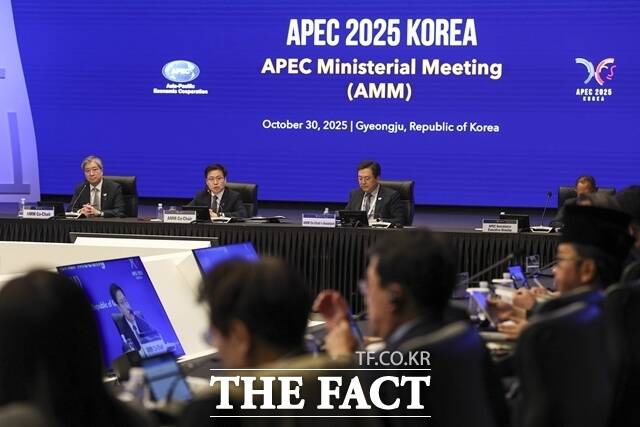 경주 아시아태평양경제협력체(APEC) 정상회의 주간을 맞아 21개 회원 외교·통상 장관들이 참석한 APEC 외교통상합동각료회의(AMM) 공동성명이 11일 타결됐다. 세부적으로 △연결 △혁신 △번영 등을 골자로 한다. /뉴시스