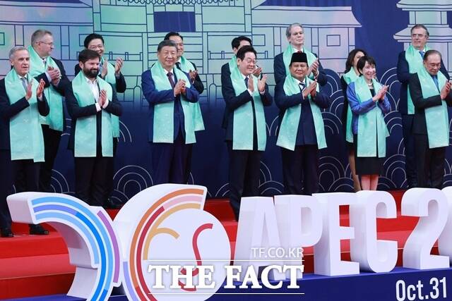 이재명 대통령이 1일 경북 경주화백컨벤션센터에서 열린 APEC 정상회의 세션2 리트리트가 끝난 뒤 각 국 정상들과 기념촬영을 하고 있다. /APEC 2025 KOREA & 연합뉴스