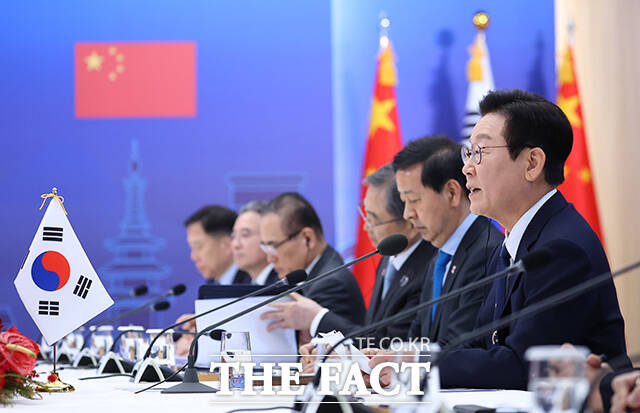 이재명 대통령과 시진핑 중국 국가주석이 1일 경북 국립경주박물관에서 열린 한중 정상회담에 참석해 기념촬영을 하고 있다. /APEC 2025 KOREA & 연합뉴스