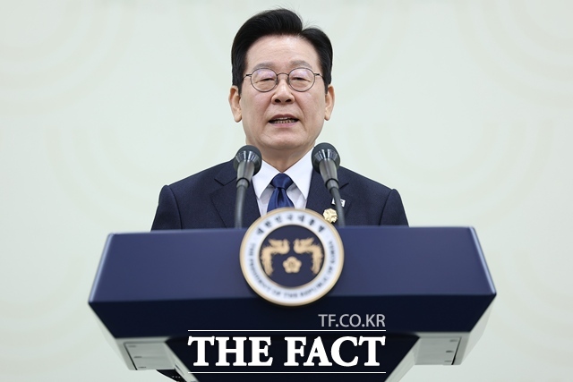 이재명 대통령이 1일 오후 경북 경주 APEC 정상회의 국제미디어센터에서 가진 의장 공식 기자회견에서 발언하고 있다. /APEC 2025 KOREA & 연합뉴스