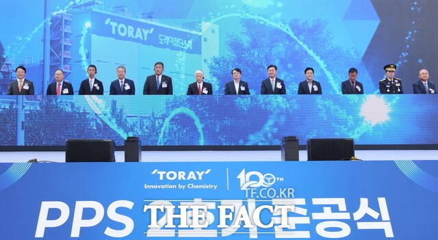 10월 31일 새만금산단 2공구 내에서 열린 도레이첨단소재 PPS-2호기 준공식에 김관영 도지사를 비롯해 신영대 국회의원, 김의겸 새만금개발청장, 닛카쿠 아키히로 일본 도레이그룹 회장, 큐노 모토히사 도레이첨단소재 회장, 김영섭 대표이사 등이 참석해 기념 세레모니를 하고 있다. /전북도