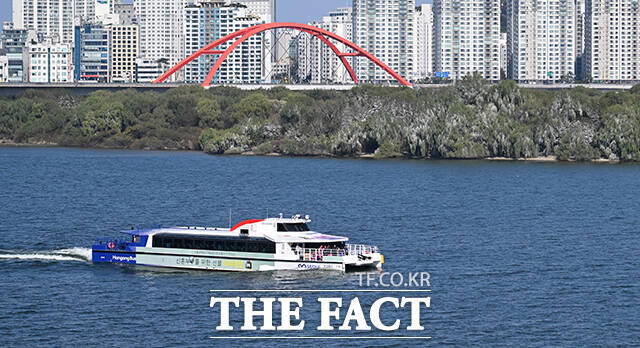 약 한 달간의 점검을 마친 한강버스가 1일 오전 서울 영등포구 여의도 인근 한강에서 운항을 재개하고 있다. /박헌우 기자