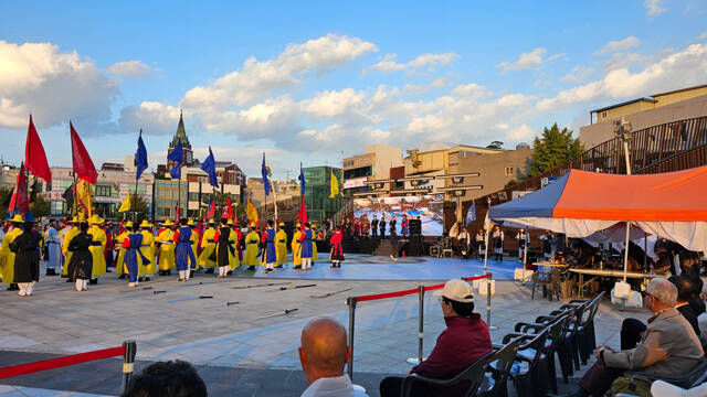 1일 전남 여수 이순신광장에서 열린 ‘전라좌수영 겸 최초 삼도수군통제영의 날’ 선포식에서 선전관 및 취타대 수군 입장 행사를 진행하고 있다. /고병채 기자