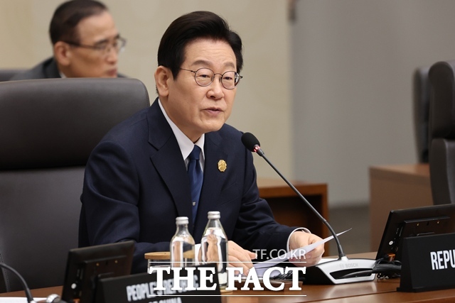 이재명 대통령이 1일 경북 경주 화백컨벤션센터에서 주최한 아시아태평양경제협력체(APEC) 정상회의 세션2 '리트리트'에서 발언하고 있다. /APEC 2025 KOREA & 연합뉴스