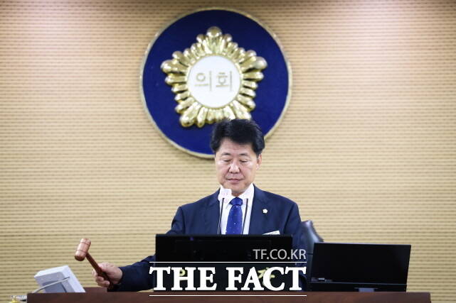 김기준 의장이 10월 31일 청양군의회 제315회 임시회 제2차 본회의에서 안건에 대해 의결하고 있다. /청양군의회