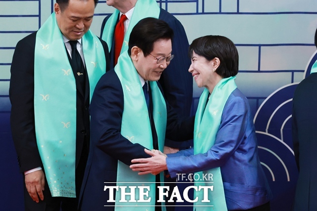 이재명 대통령이 1일 경북 경주화백컨벤션센터에서 APEC 정상회의 세션2 리트리트 이후 기념촬영을 하며 다카이치 사나에 일본 총리와 인사를 나누고 있다. /APEC 2025 KOREA & 연합뉴스