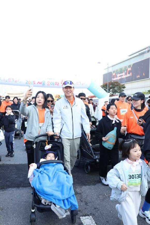 오세훈 서울시장이 1일 오전 광화문광장에서 열린 2025 서울 유아차 런 참가자들과 함께 유아차를 끌며 세종대로를 걷고 있다. /서울시