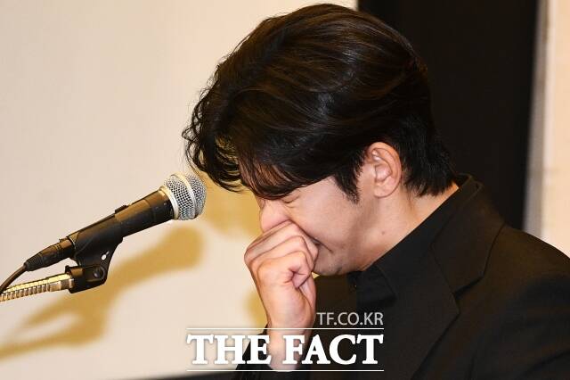 김수현 측은 가세연과 유족 측은 사진과 영상, 문자 등을 공개하며 공방을 벌였다. 이 논란으로 김수현은 모든 활동을 중단했고, 현재 법적 대응에만 집중하고 있다. 사진은 올 4월 반박 기자회견 당시 김수현. /더팩트 DB