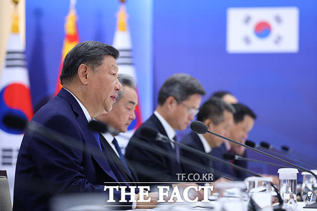 이재명 대통령과 시진핑 중국 국가주석이 1일 경북 국립경주박물관에서 열린 한중 정상회담에 참석해 기념촬영을 하고 있다. /APEC 2025 KOREA & 연합뉴스