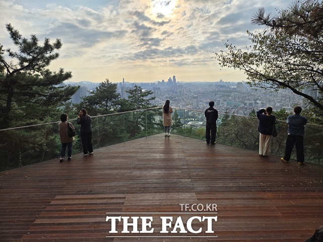경사가 가팔라 오르기 힘들었던 남산이 보행약자들이 부담 없이 오를 수 있는 길로 탈바꿈했다. 사진은 남산 하늘숲길 노을전망대./서울시