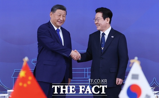 이재명 대통령이 1일 국립경주박물관에서 가진 한중 정상회담에서 시진핑 중국 국가주석과 악수를 하고 있다. /APEC 2025 KOREA & 연합뉴스