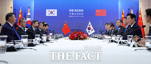 이재명 대통령과 시진핑 중국 국가주석이 1일 경북 국립경주박물관에서 열린 한중 정상회담에 참석해 기념촬영을 하고 있다. /APEC 2025 KOREA & 연합뉴스