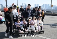  광화문에서 여의도까지... '엄마아빠와 함께하는 유아차 런' [TF사진관]