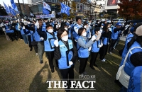  구호 외치는 제주항공 참사 유가족 [포토]