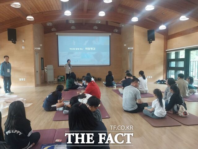 1일 공주 늘봄정원에서 ‘자녀와 함께하는 마음챙김’ 프로그램에 참여한 가족들이 캠프 체험을 진행하고 있다. /충남교육청