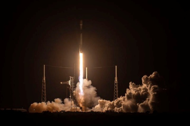 우리 군의 군사정찰위성 5호기가 성공적으로 발사됐다. 사진은 지난 4월 미국 케이프 커내버럴 우주군 기지에서 우리 군 정찰위성 4호기가 발사되고 있는 모습. /국방부