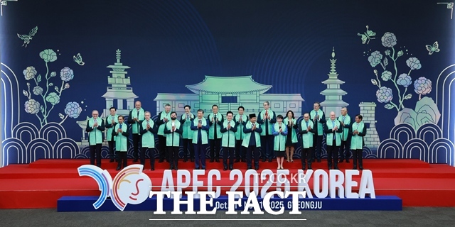 더불어민주당이 1일 막을 내린 경주 APEC 정상회의를 두고 대한민국이 세계 정상으로 발돋움하는 시간이었다며 극찬했다. 이재명 대통령이 1일 경북 경주화백컨벤션센터에서 APEC 정상회의에 참석한 각 국 정상들과 기념 촬영을 하고 있다. /대통령실
