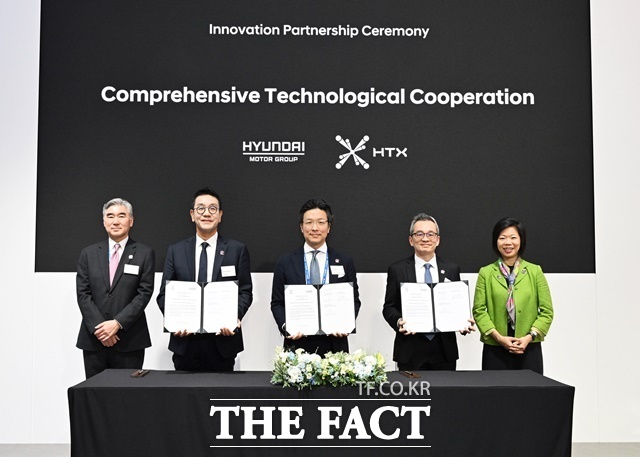 현대자동차그룹이 지난달 31일 싱가포르 내무부 산하 과학기술청과 모빌리티 협력을 바탕으로 한 혁신 기술 협력 업무협약(MOU)을 체결했다. 왼쪽부터 성 김 현대차그룹 전략기획담당 사장, 박현성 현대차그룹 싱가포르 글로벌 혁신센터 법인장, 김일범 현대차그룹 GPO 부사장, 찬 샨 HTX 청장, 심 앤 싱가포르 외교부 및 내무부 선임국무장관이 기념 촬영을 하고 있다. /현대차그룹