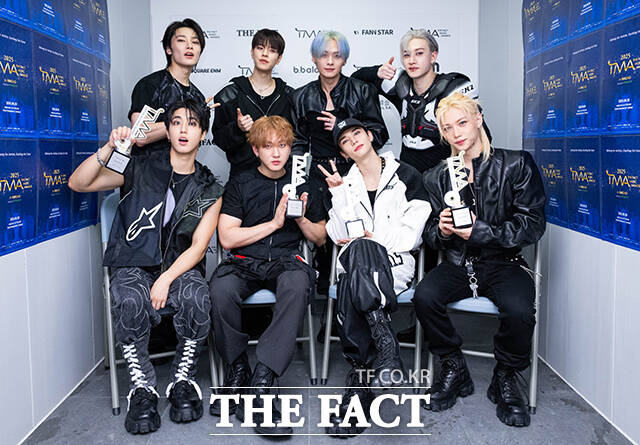 <더팩트>가 주최하고 팬앤스타와 더스퀘어이엔엠이 주관하는 '2025 더팩트 뮤직 어워즈(THE FACT MUSIC AWARDS, TMA)'가 20일 오후 '마카오 아웃도어 퍼포먼스 베뉴'에서 열린 가운데 그룹 스트레이 키즈(Stray Kids)가 인터뷰에 앞서 포즈를 취하고 있다. /마카오=박헌우 기자
