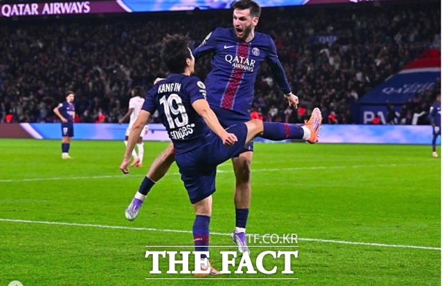 PSG의 이강인(왼쪽)과 흐비차 크바라츠헬리아가 2일 니스와 2025~26 프랑스 리그1 11라운드 홈경기 후반 추가시간 극장골을 견인한 뒤 배치기 세리머니를 하며 기쁨을 나누고 있다./PSG