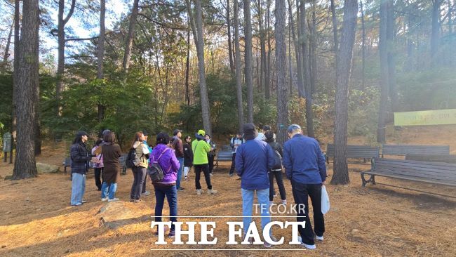 산림체험 숲해설 프로그램 진행 모습. /안양시