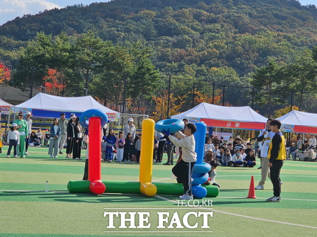 세종시 해밀·산울동 무지개체육대회가 1일 해밀한빛공원에서 400여 명의 주민참여한 가운데 열리고 있다. /세종시