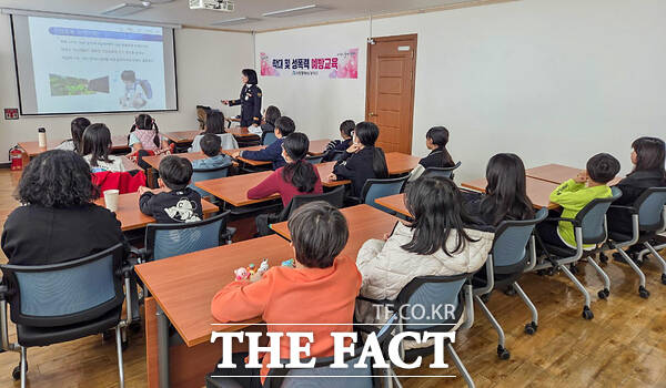 대전 대덕구 드림스타트 아동들이 1일 구청 중회의실에서 열린 ‘사이버 폭력 예방 교육’을 듣고 있다. /대전 대덕구