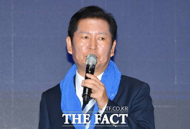 정청래 더불어민주당 대표가 대통령선거는 제1의 내란극복, 지방선거는 내란잔재를 청산하는 제2의 내란극복 선거라고 밝혔다. 정청래 더불어민주당 대표가 2일 오전 전남 나주시 나주종합스포츠파크 다목적체육관에서 열린 민주당 전남도당 임시 당원대회에서 축사를 하고 있다. /뉴시스