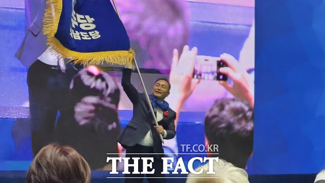 김원이 신임 더불어민주당 전남도당위원장이 2일 나주 종합스포츠파크 다목적체육관에서 전남도당 깃발을 흔들고 있다. /고병채 기자