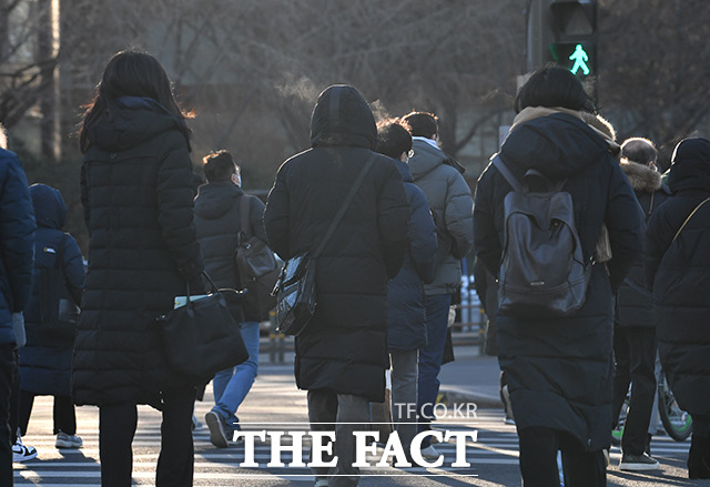 기상청에 따르면 2일 오후 9시 기점으로 서울 동북권과 서남권에 한파주의보가 발효된다. /박헌우 기자