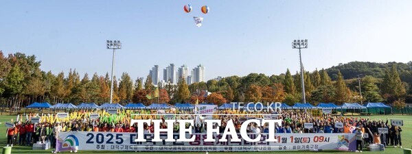 최충규 대덕구청장과 관계자 및 대덕구민, 체육인들이 1일 을미기체육공원에서 열린 ‘2025 대덕구민 생활체육대회’에서 기념 촬영을 하고 있다. /대전 대덕구