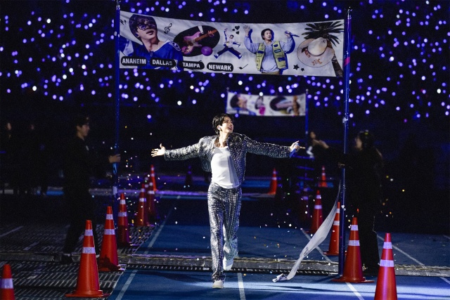 방탄소년단 진은 10월 31일~11월 1일 인천 미추홀구 인천문학경기장 주경기장에서 #RUNSEOKJIN_EP TOUR_ENCORE를 개최하며 팬콘서트 투어의 대미를 장식했다. /빅히트 뮤직