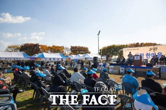 지난 1일 경기 남양주시 남양주체육문화센터에서 한국노총 경기지역본부 동북부지부 주최로 열린 ‘한국노총 노사정 한마음 대축제’에 참여한 노사정 관계자 및 가족들이 개막식을 지켜보고 있다. /남양주시