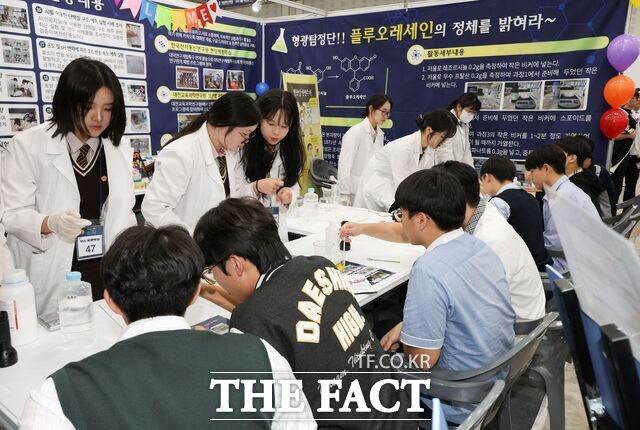 ‘2025년 노벨과학페스티벌’ 체험부스에서 학생들이 과학 원리를 직접 체험하고 있다. /대전시교육청