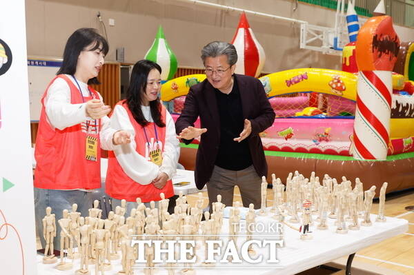 정용래 유성구청장이 대전어린이집연합회 유성구지회 민간분과에서 개최한 영유아 안전 체험 행사에 참석해 체험 부스를 둘러보고 있는 모습. /대전 유성구