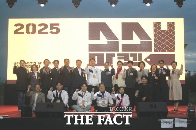 ‘2025 소소마켓 & 브랜드데이즈’ 개막식 참가자들이 기념 촬영을 하고 있다. /천안시