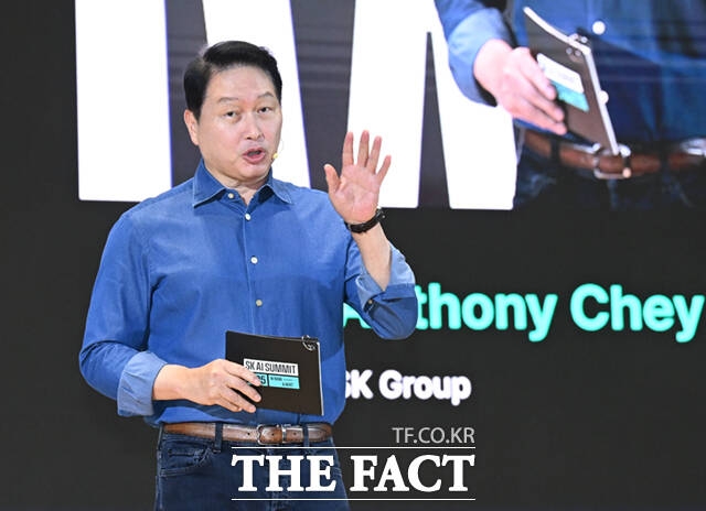 최태원 SK그룹 회장이 3일 서울 강남구 코엑스에서 열린 SK AI 서밋 2025에 참석해 오프닝 스피치를 하고 있다. /이새롬 기자