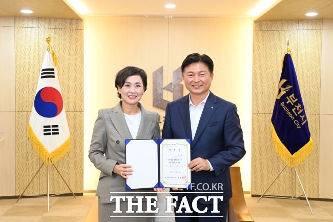 조용익 부천시장이 박은혜 씨를 부천아트센터 대표이사로 임명했다. /부천아트센터