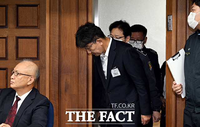 권성동 국민의힘 의원이 3일 서울 서초동 서울중앙지법에서 통일교로부터 불법 정치자금을 수수한 혐의 사건 1차 공판에 출석하고 있다. /사진공동취재단