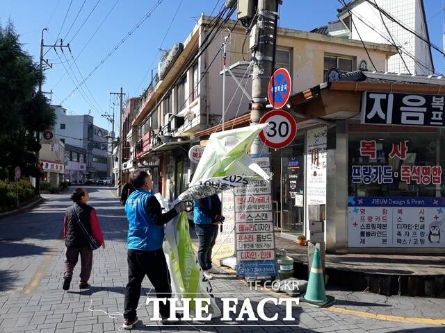 광주 남구가 불법현수막 단속을 실시하고 있다. /광주 남구